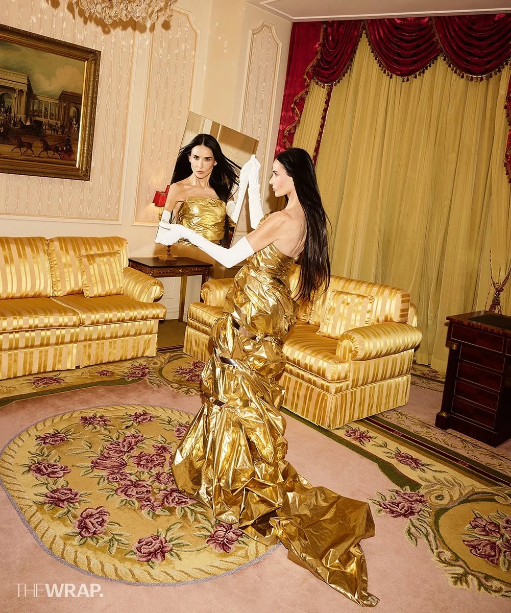 Демі Мур в елегантній сукні позує в готелі