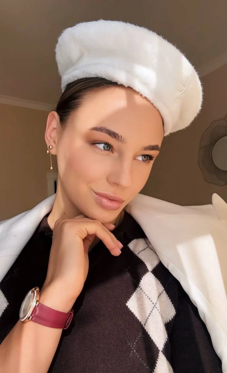 Білодід у стильному береті