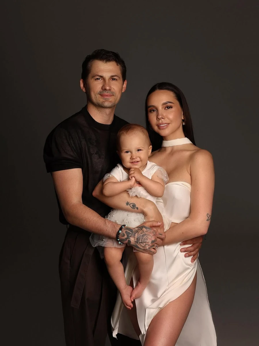 Татарінцева у пікантній сукні попозувала біля чоловіка і дочки