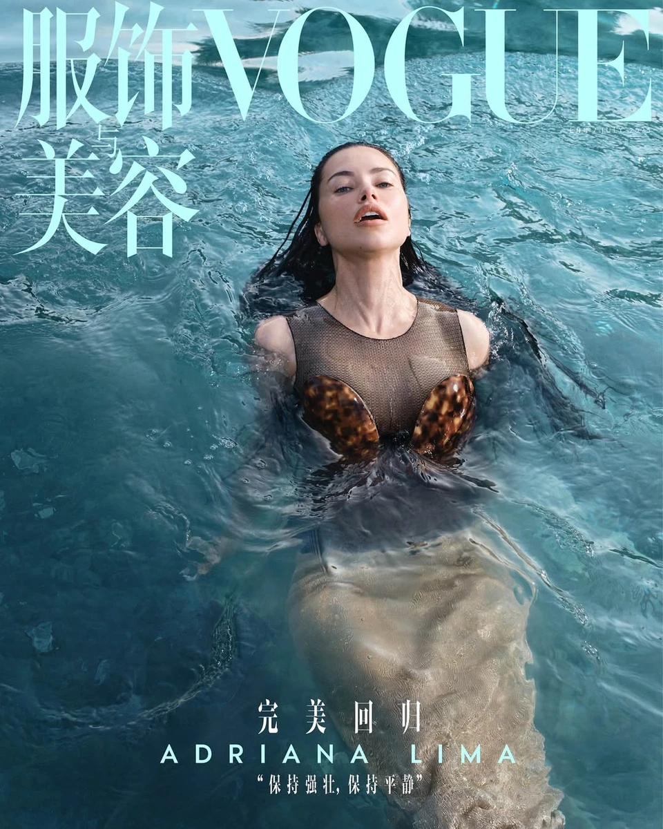 Адріана Ліма у прозорій тканині поплавала у басейні