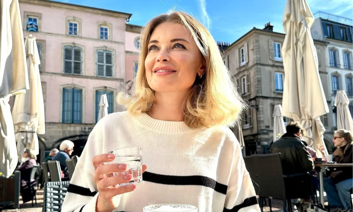 Лідія Таран позує для фото