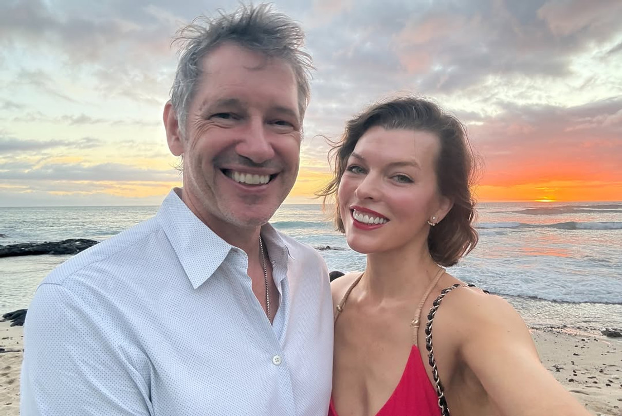 Мілла Йовович зі своїм чоловіком роблять селфі