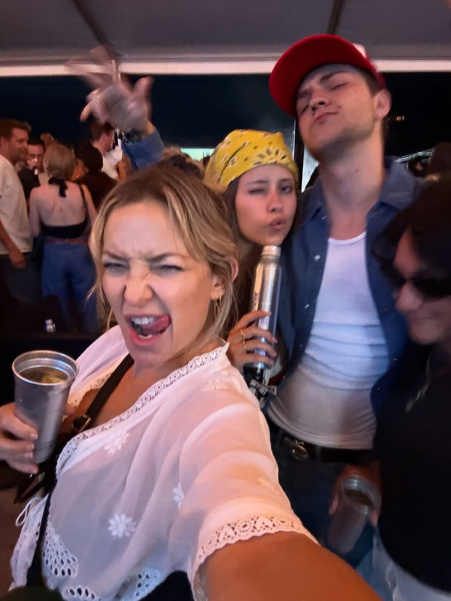 Кейт Хадсон продемонструвала розваги у клубі з сином і його коханою