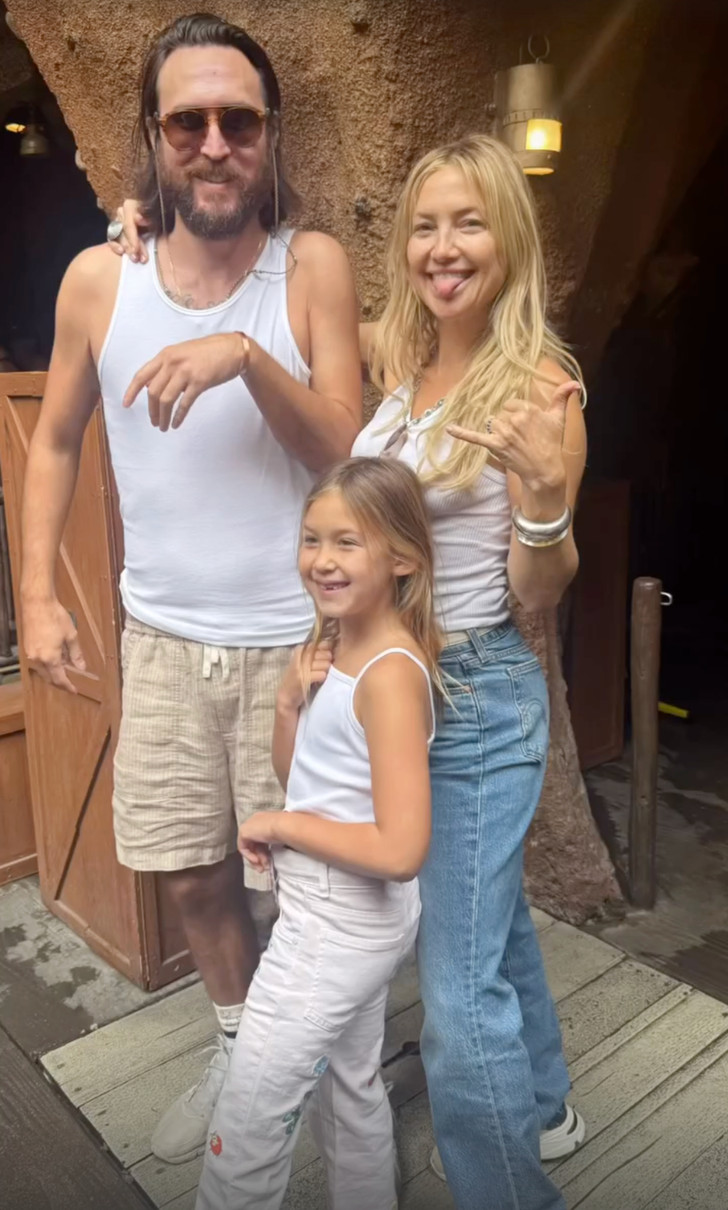 Кейт Хадсон попозувала з нареченим і дочкою на милому фото