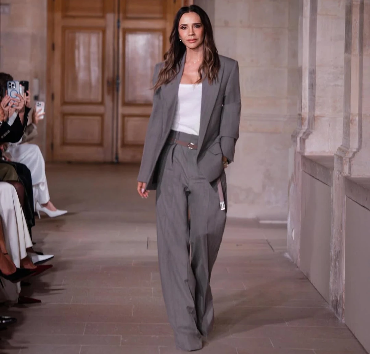 Вікторія Бекхем у костюмі на своєму показі