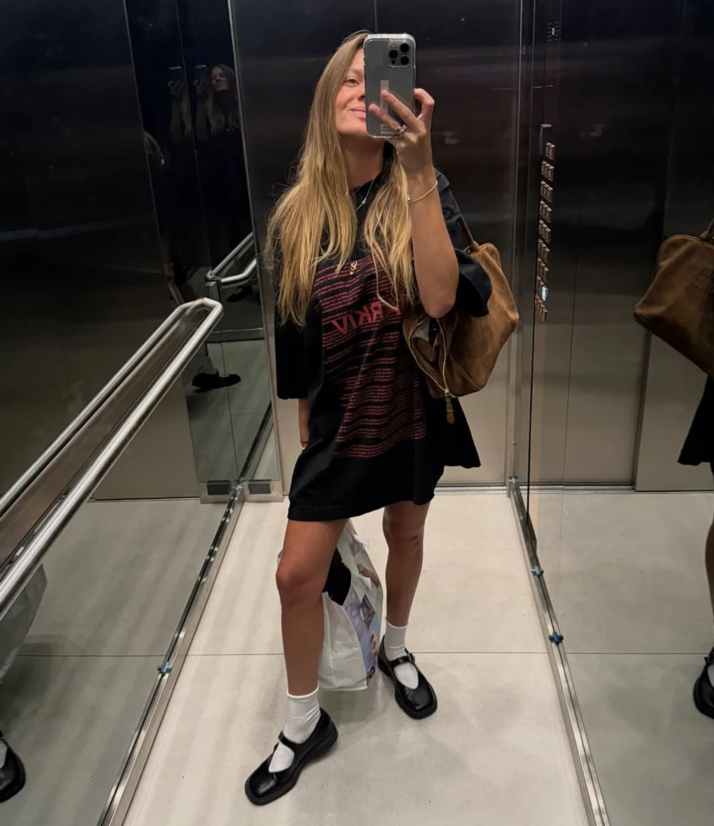 Співачка KOLA у міні блиснула стрункими ногами в ліфті