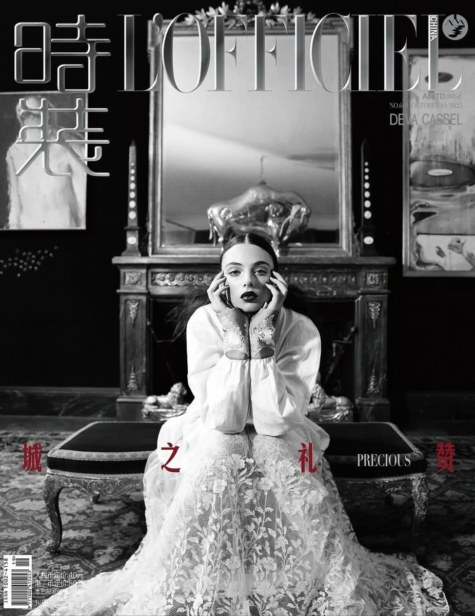 Дева Кассель у напівпрозорій сукні мрійливо попозувала серед мистецтва