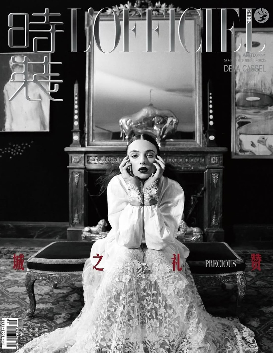 Дева Кассель у напівпрозорій сукні мрійливо попозувала серед мистецтва