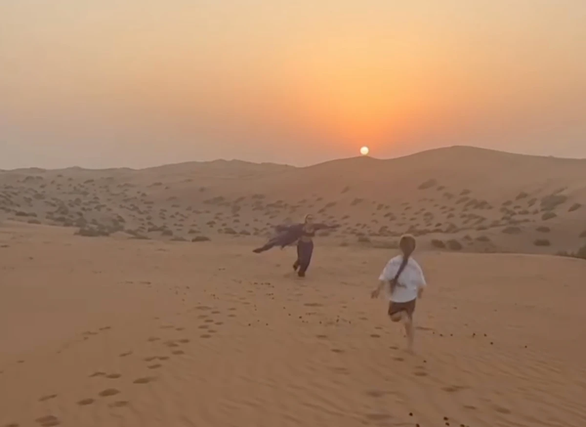 Світлана Лобода показала, як бігала з дочкою на піску у Дубаї