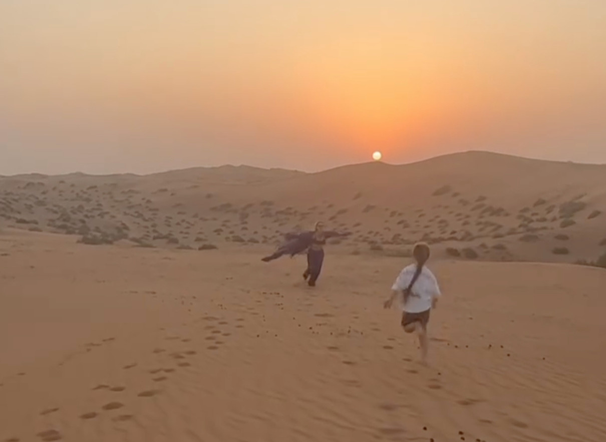 Світлана Лобода показала, як бігала з дочкою на піску у Дубаї