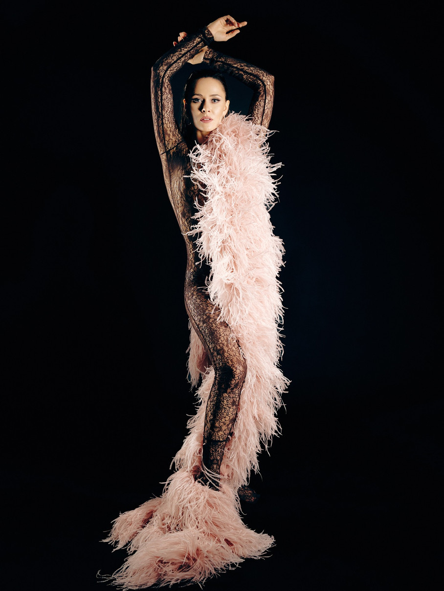 Юлія Саніна позує в рожевому пір'ї