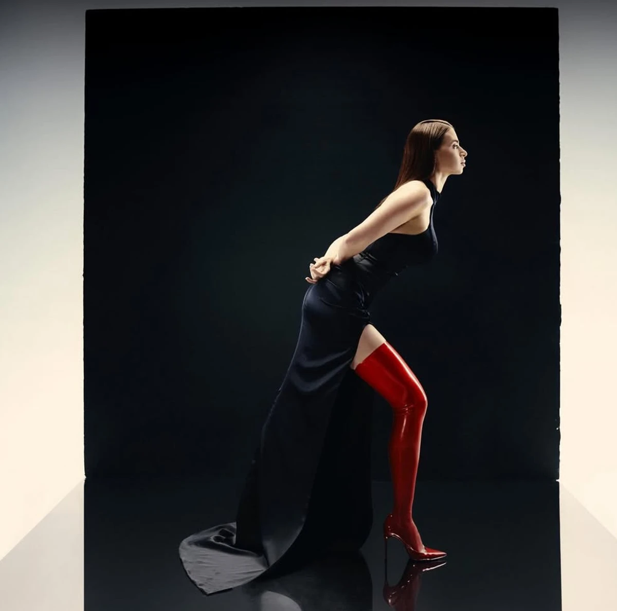 Дружина Усика наробила ефектних фото в сукні з розрізом