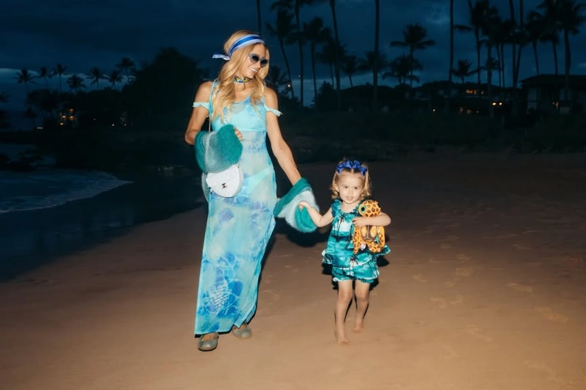 Періс Хілтон у блакитній сукні прогулялася пляжем з дочкою