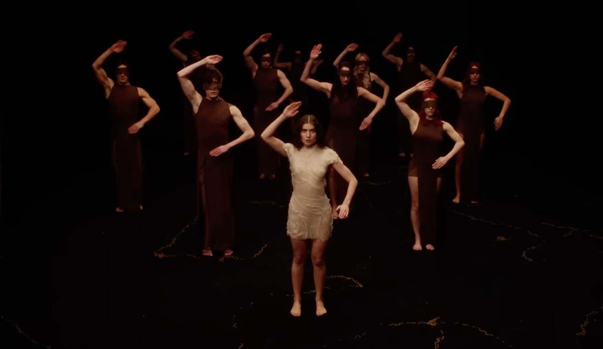 Jerry Heil потанцювала у драматичному кліпі на пісню для Нацвідбору