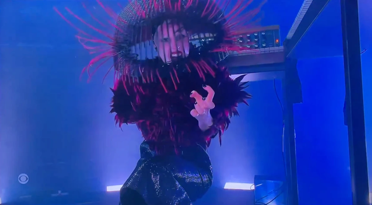 Леді Гага в незвичному луці виступила з номером на Греммі