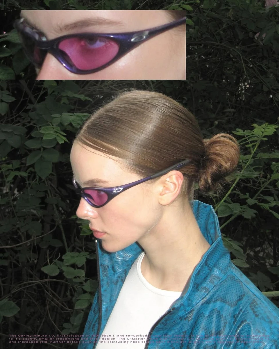 Дівчина в окулярах Oakley