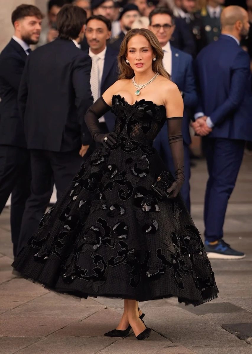 Дженніфер Лопес в блискучій декольтованій сукні на Vogue World у Мілані 2026