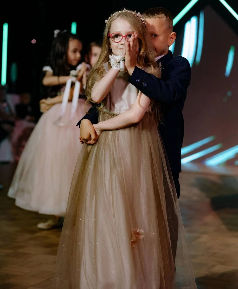 Батьки закарбували перший шкільний бал Марусі