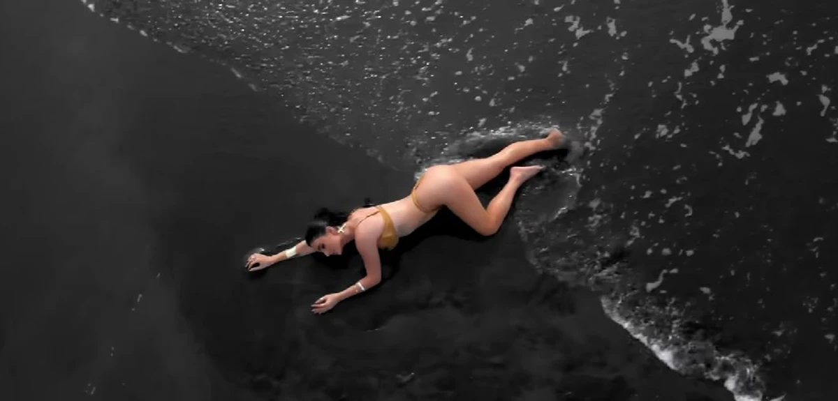 У кліпі багато тіла і океану