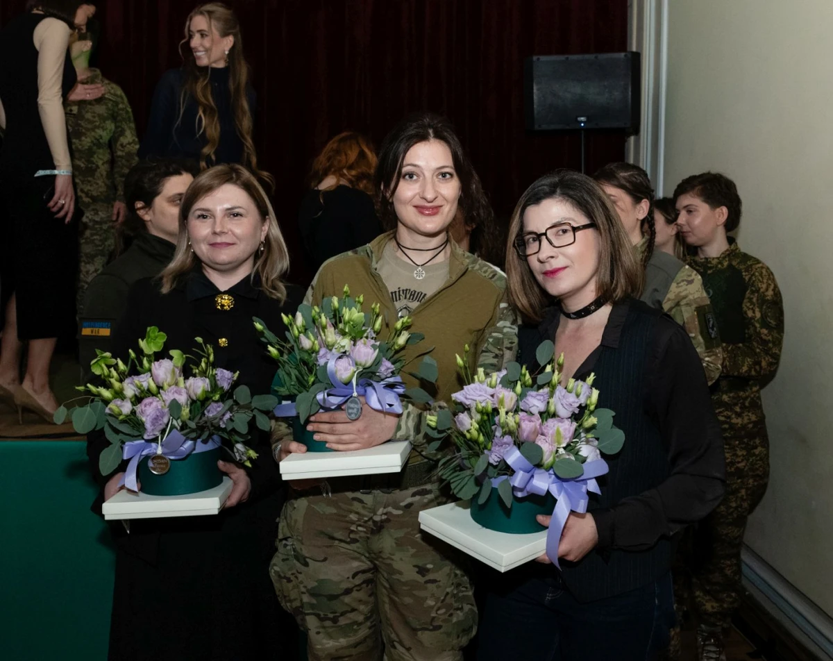 Ларуетки УП100 Сила жінок директорка БО Українська освітня платформа Мар'яна Кащак, політична аналітикиня, письменниця, парамедикиня Госпітальєрів Катерина Зарембо та письменниця і продюсерка Радіо Культура Ірина Славінська 