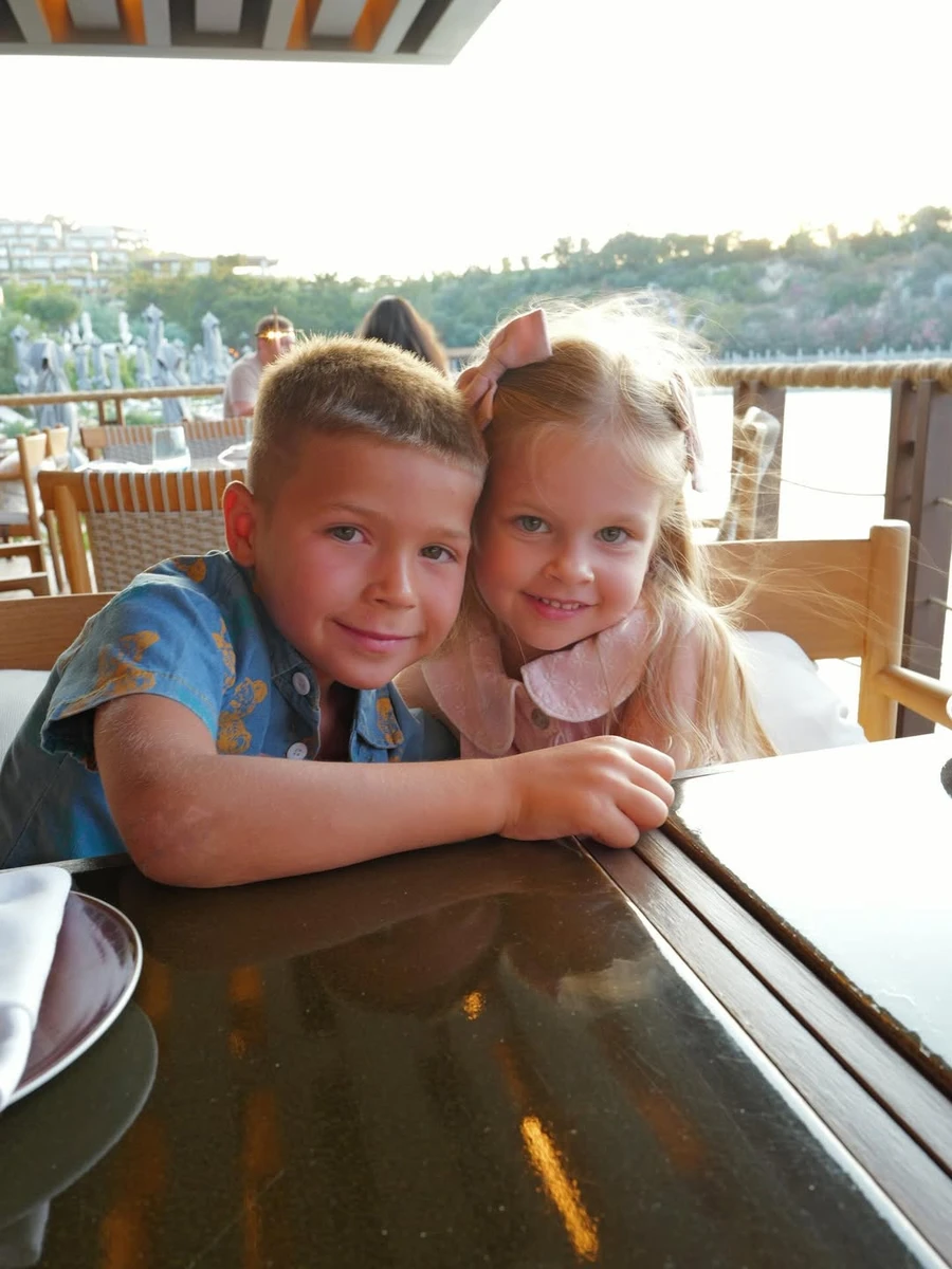 Дружина Зінченка замилувала обіймами їхньої дочки і сина Яремчука