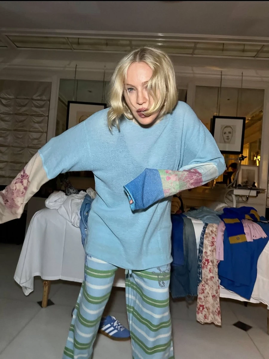 Мадонна побешкетувала у яскравому луці для фото