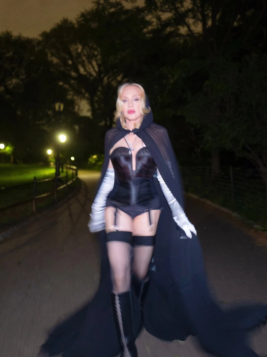 Мадонна у корсеті й паночках походила нічим містом