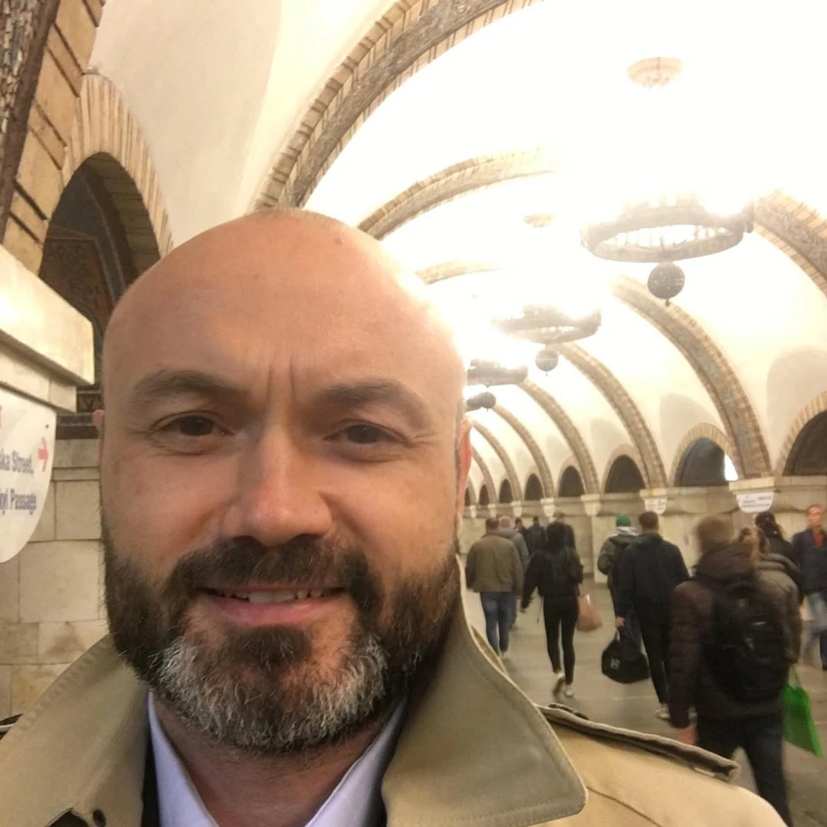 Єфросиніна вдягнула тренч свого чоловіка для чуттєвих фото