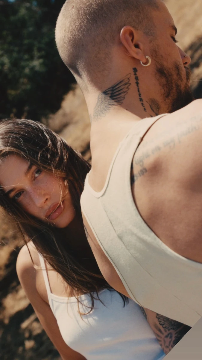 Джастін Бібер показав романтичні фото з Хейлі для нового альбому