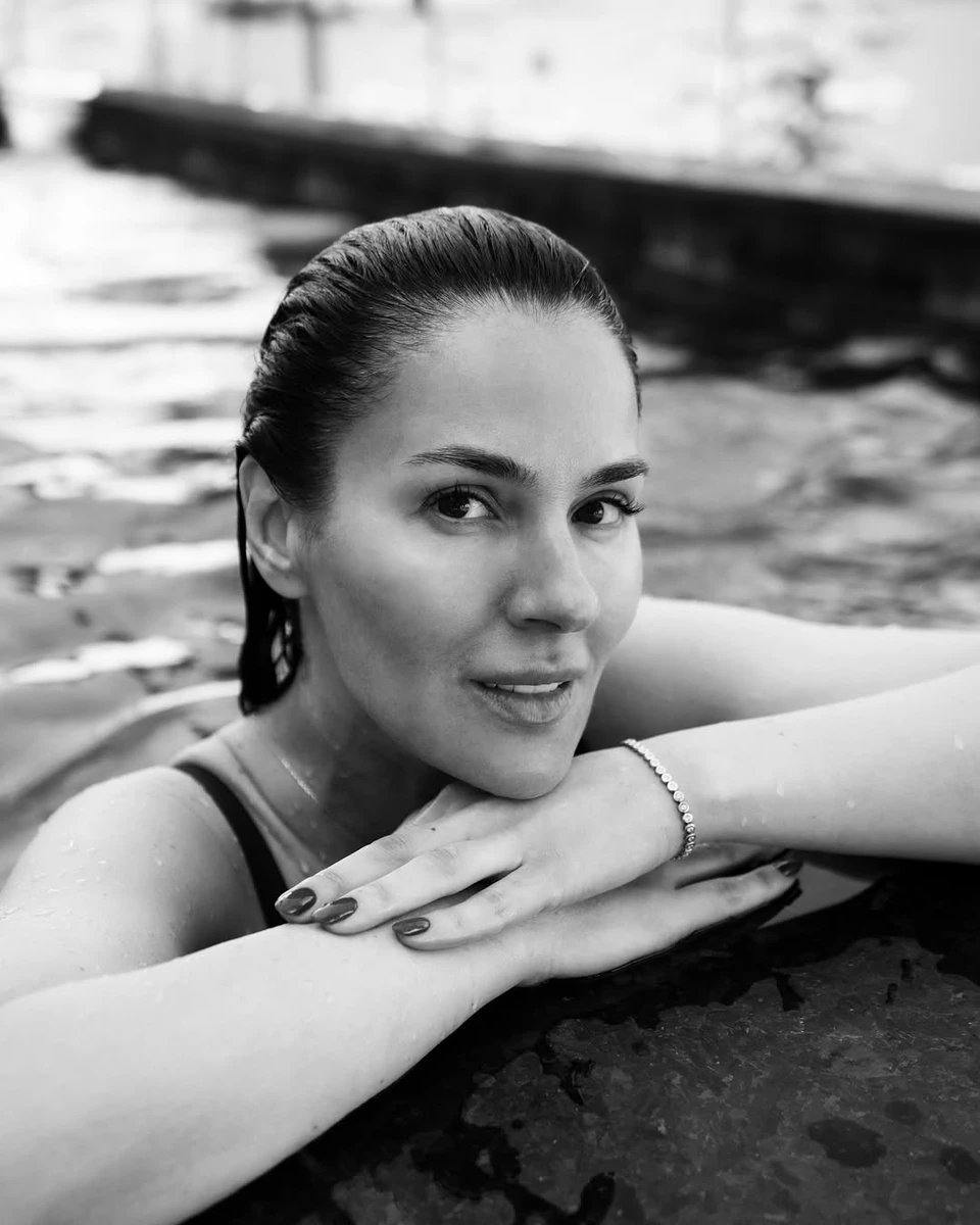 Марія Єфросиніна в басейні