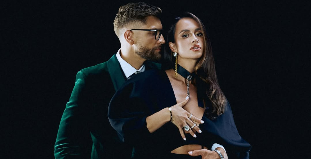 Парфільєва в ошатній сукні показалася в обіймах чоловіка на його 32-річчі