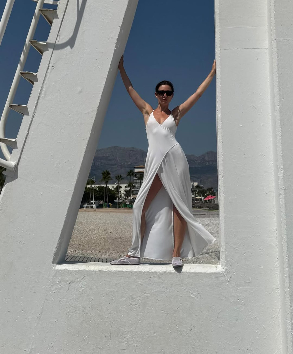 Світлана Бевза у білій сукні наробила фото на пляжі