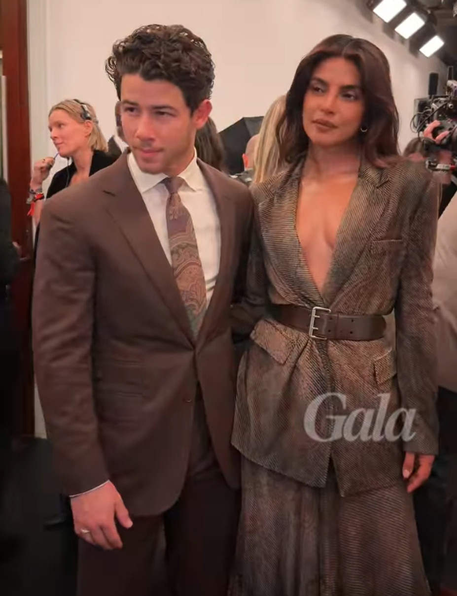 Пріянка Чопра з глибоким декольте притулилася до чоловіка на хіднику