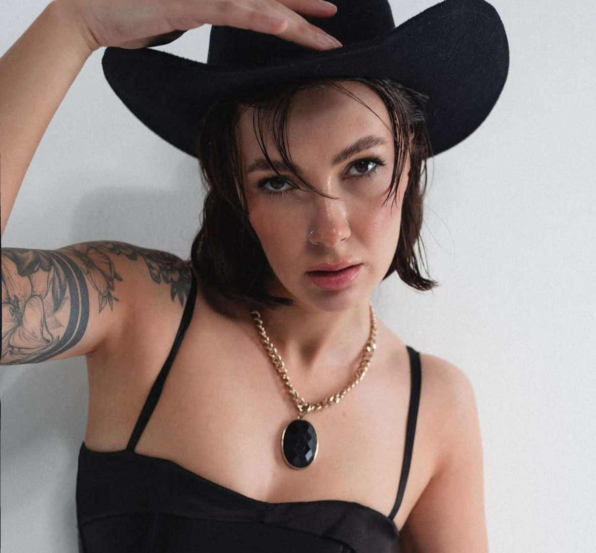 Ольга Мерзлікіна позує для фото