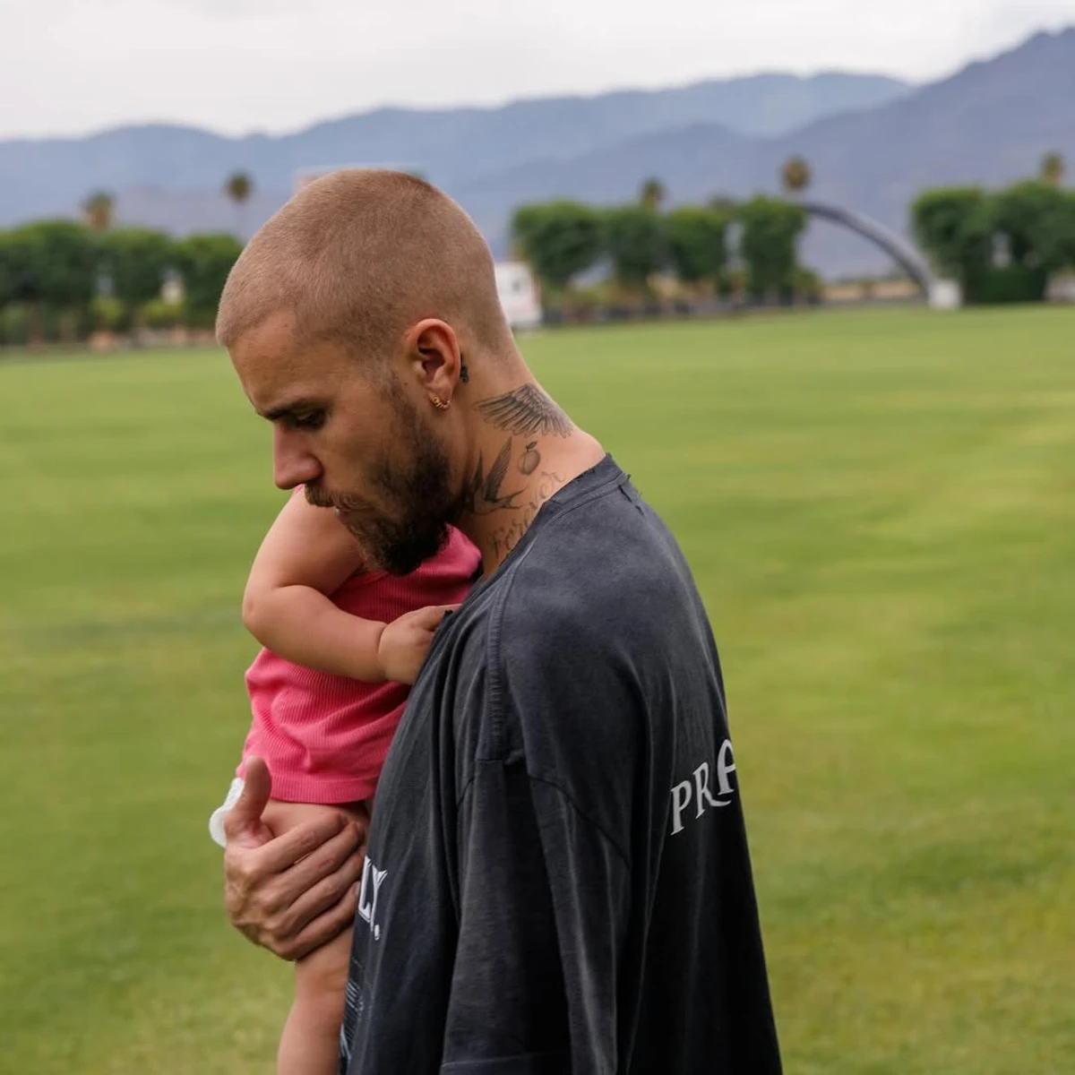 Джастін Бібер з сином на руках наробив фото на природі