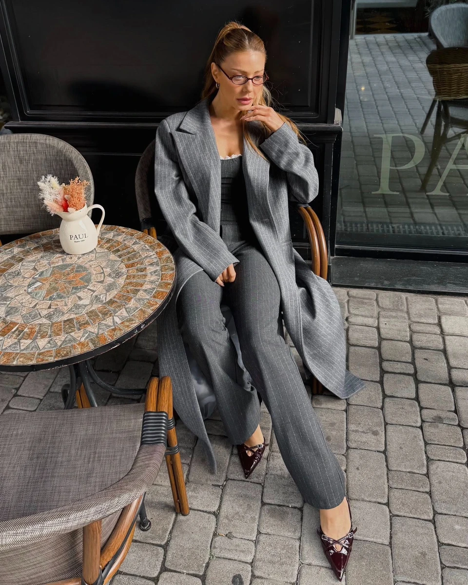 Тіна Кароль у стильних штанях виставила ноги для фото в кафе