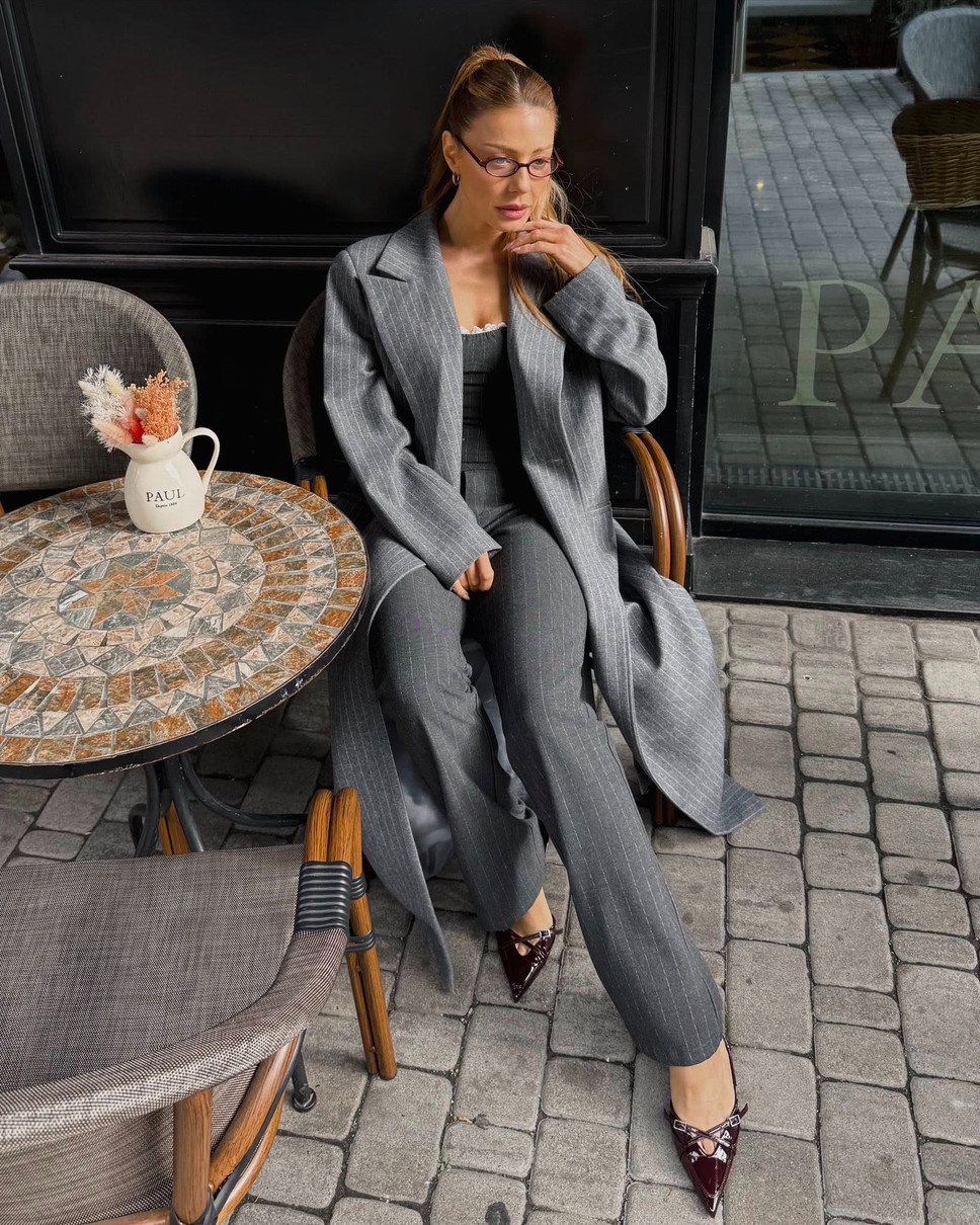 Тіна Кароль у стильних штанях виставила ноги для фото в кафе