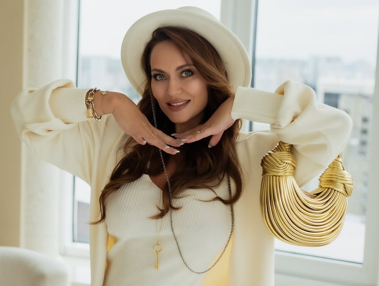 Анна Саліванчук позує для фото