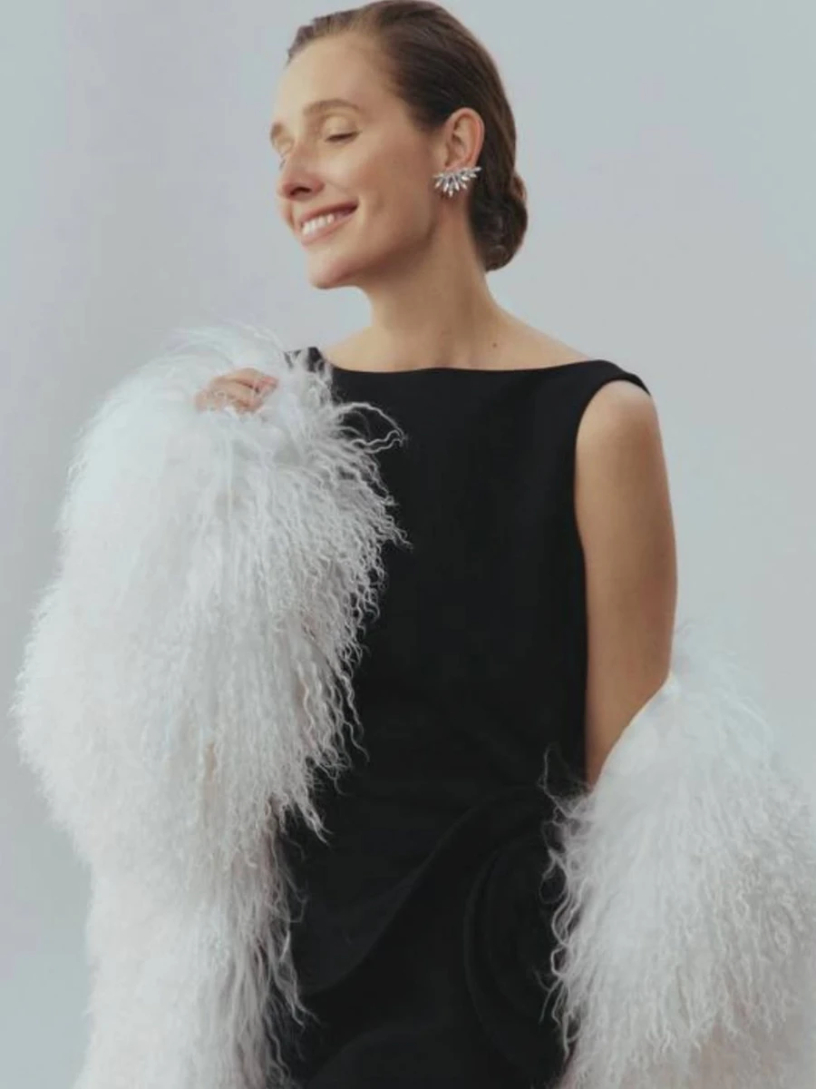 Катерина Осадча наробила естетичних фото у міні та шубі