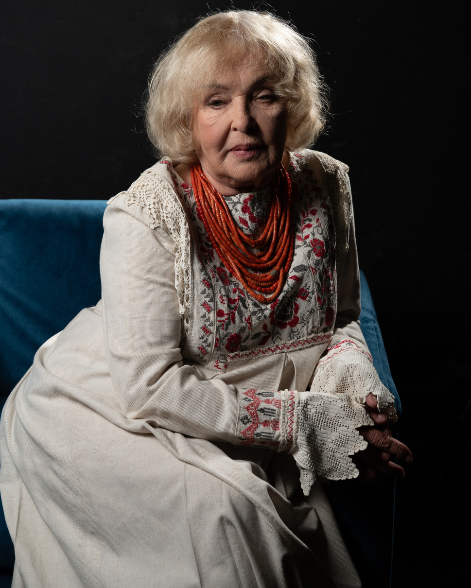 Ада Роговцева у вишитій сукні заспіває на різдвяному концерті