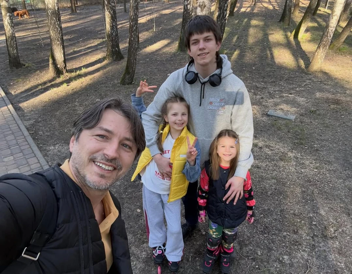 Сергій Притула показався зі старшими дітьми на прогулянці