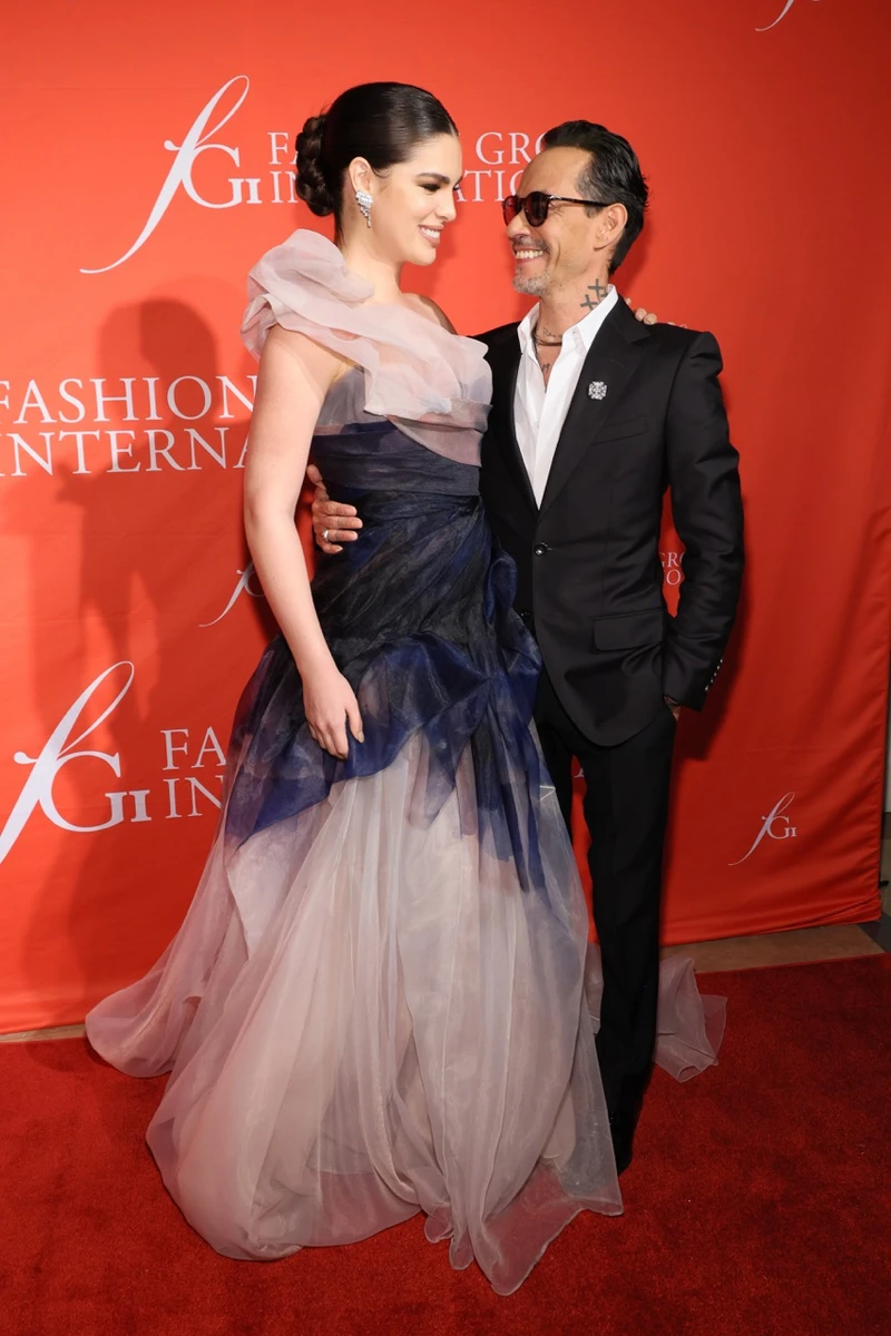 55-річний Марк заобіймав 24-річну дружину