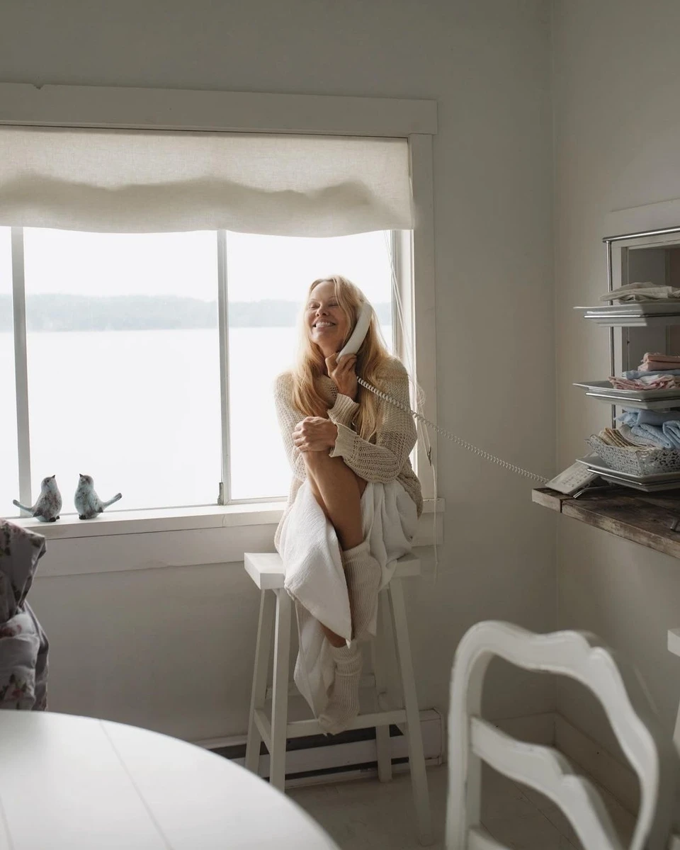 Цікаво, Андерсон і стрижеться сама, як це робить Емілі Ратаковскі?