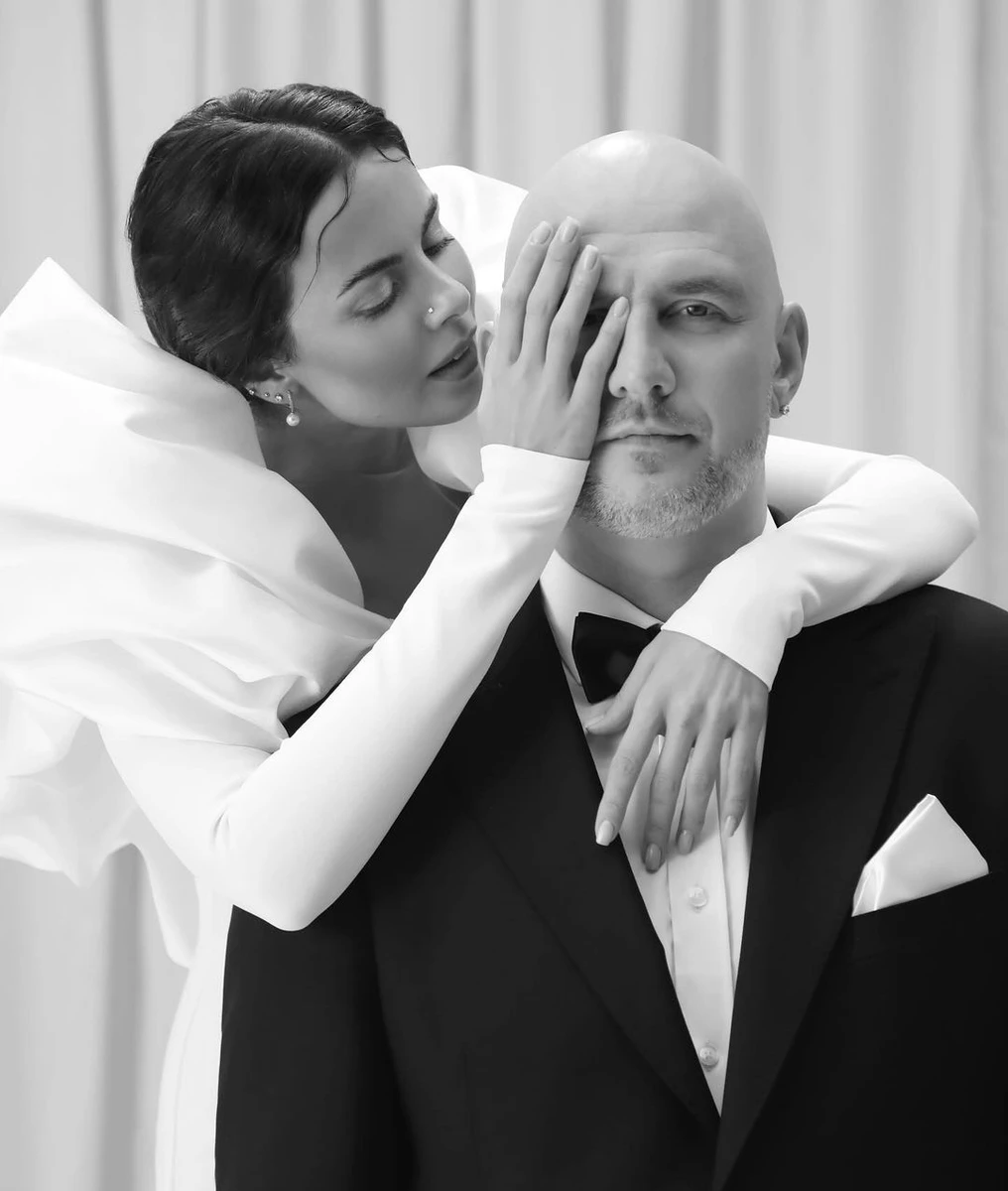 Настя з Олексієм всіляко демонструють, що чутки про їхнє розлучення - лише чутки. Цей кадр, до речі, з відео пари, яке вони випустили у день свого весілля