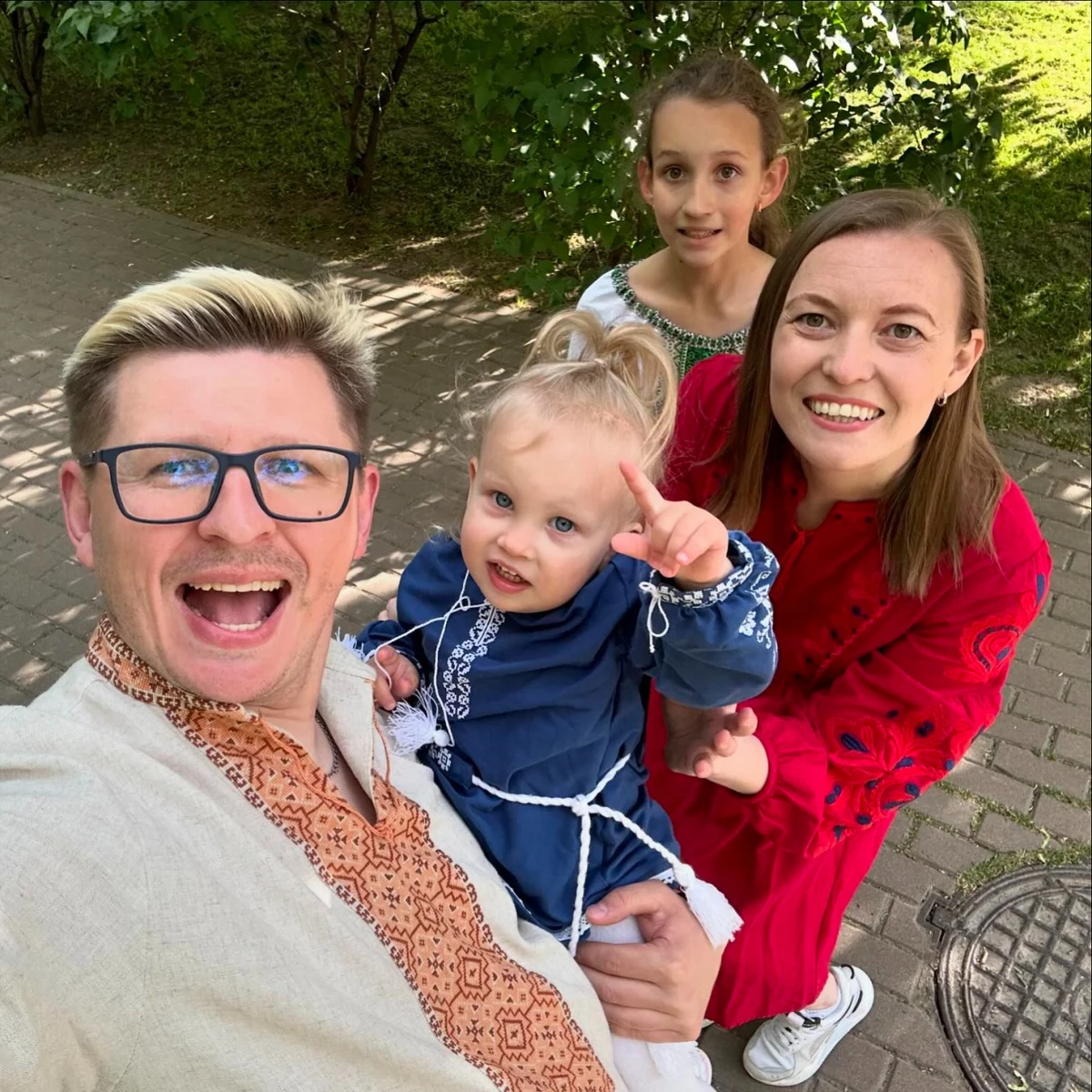 На фото співак з дружиною Катериною Ващук і доньками: Євою та старшою Златою від поперднього шлюбу