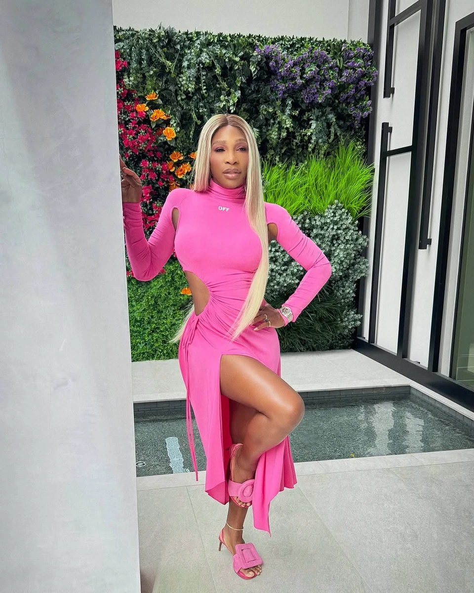 Серена Вільямс позує у сукні з вирізом