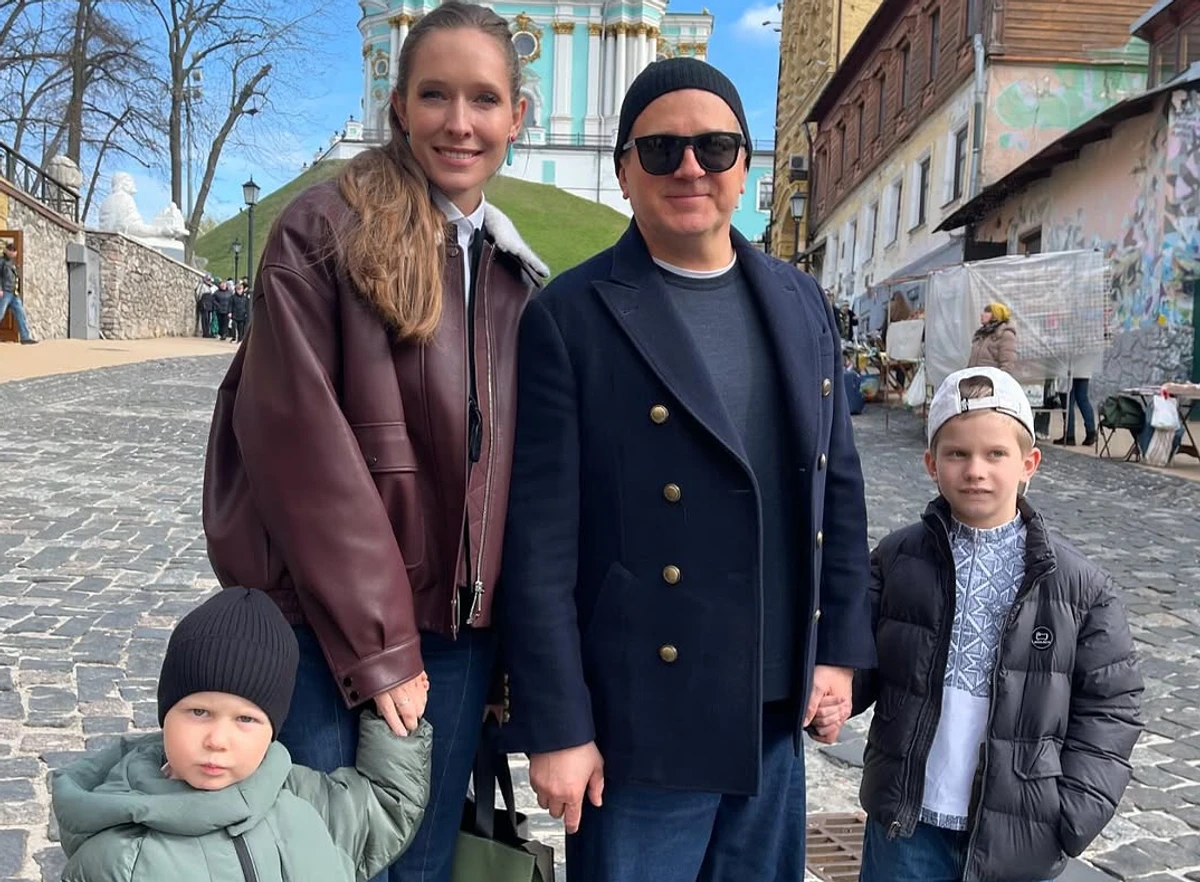 Катерина Осадча з чоловіком та дітьми на фото