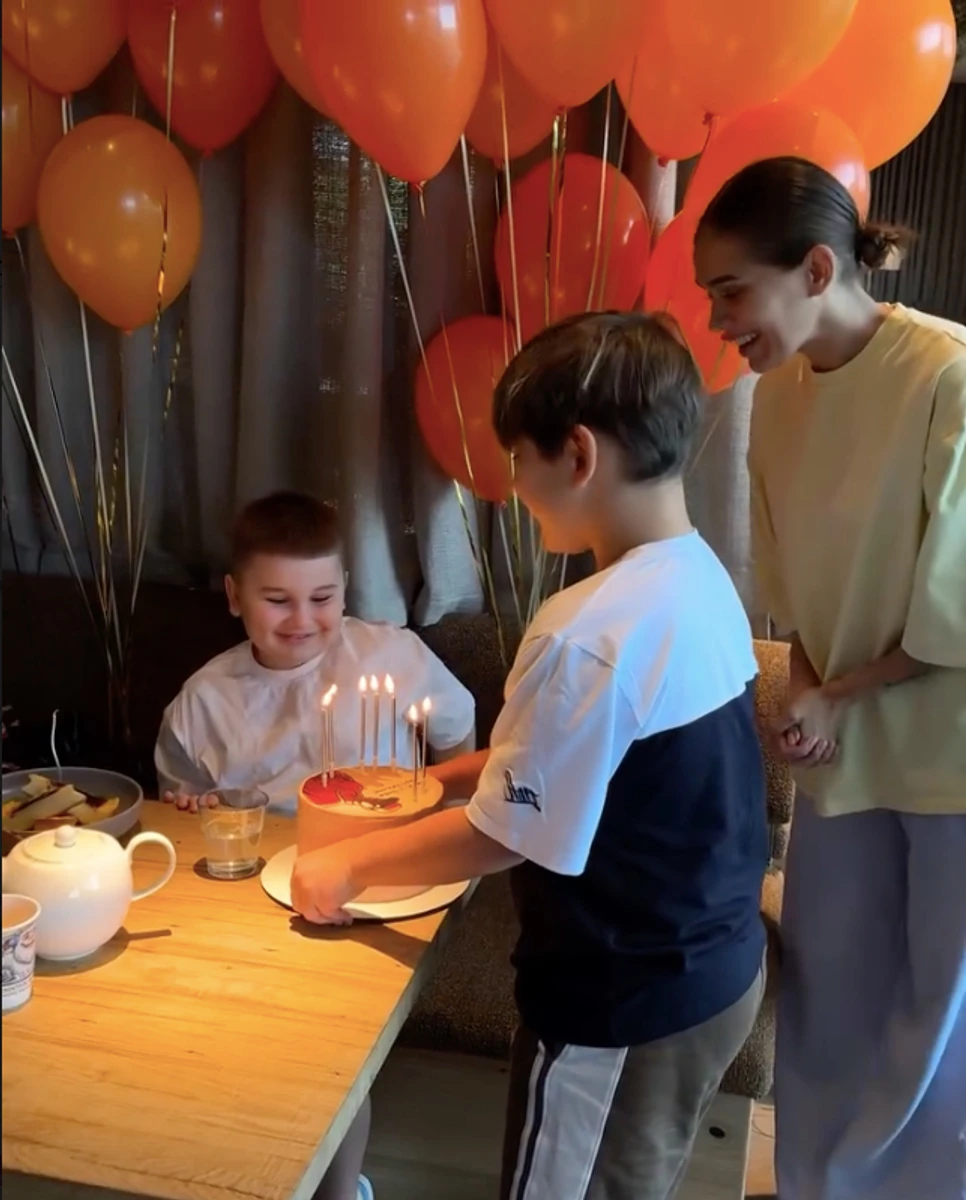 Саша Бо показала, як її син задував свічки на своєму 7-річчі