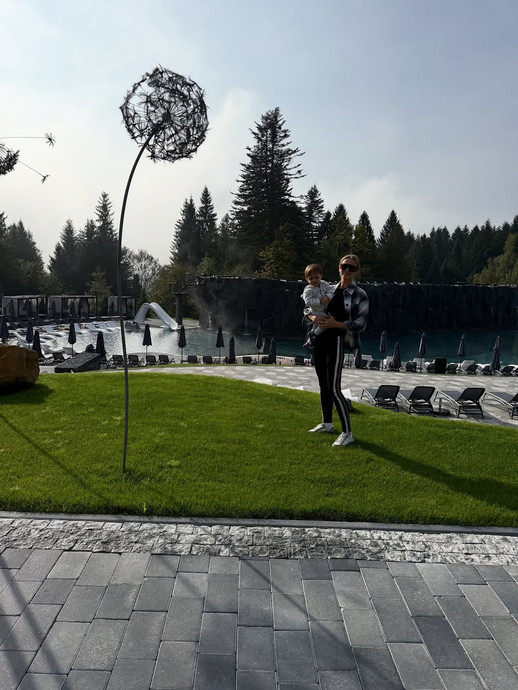 Дружина Козловського наробила фото з сином