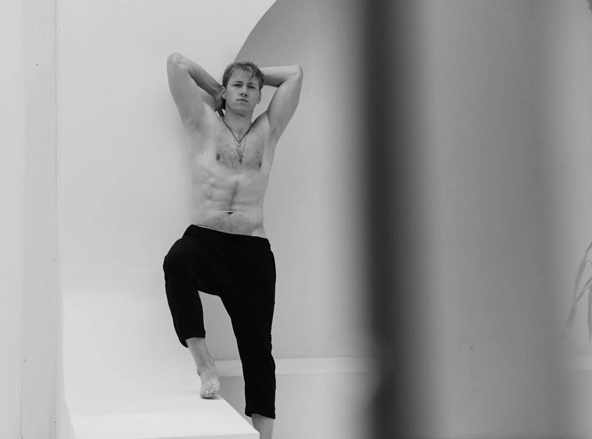 Григорій Бакланов з голим торсом попозував для гарячих фото